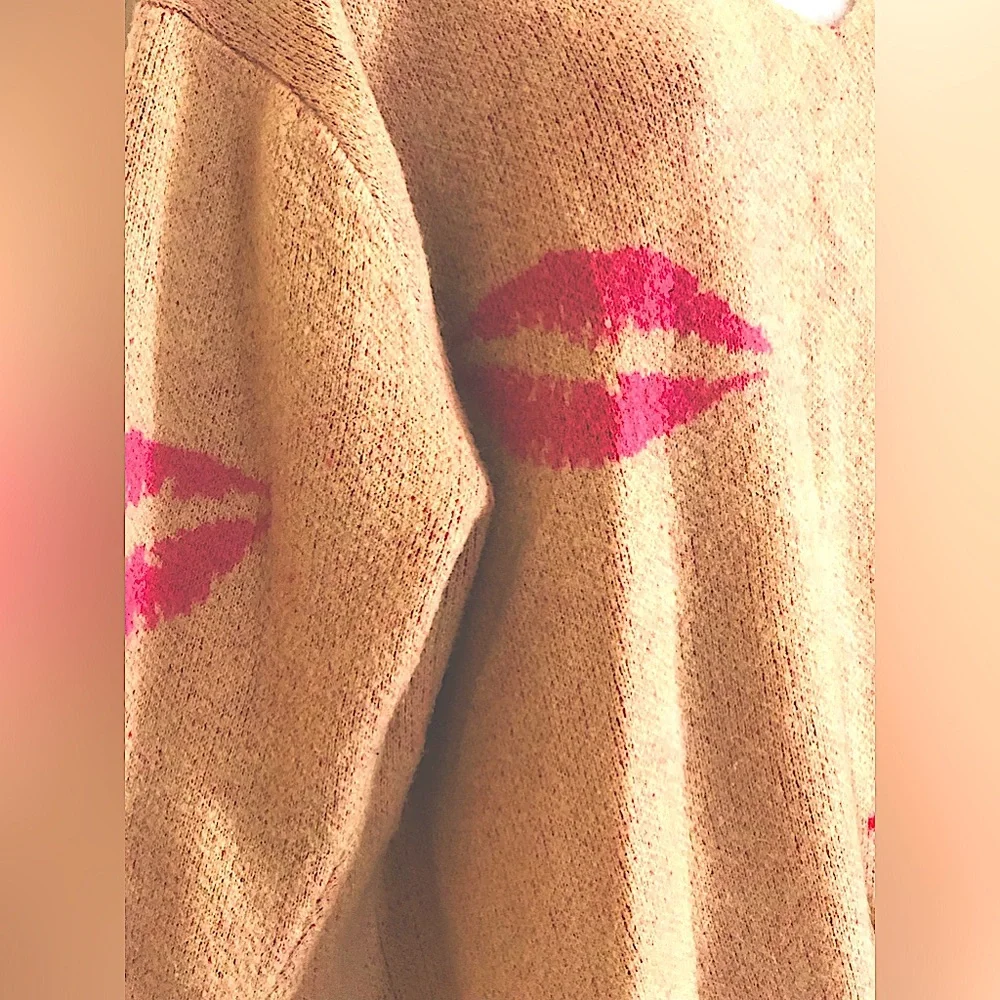 A Beautiful Soul Oversized Lip Design Fluffy Sweater. Woman’s Size b, 18/20 - Picture 8 of 10